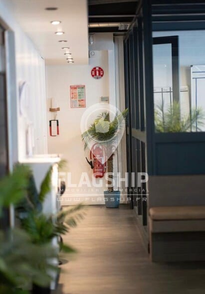 Office in Clichy for lease - Interior Photo - Image 1 of 9