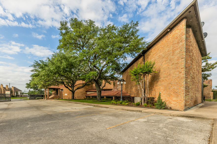 6303 Beverlyhill St, Houston, TX for sale - Building Photo - Image 3 of 18