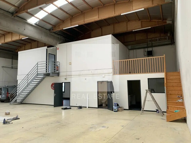 Flex in Dardilly for lease - Interior Photo - Image 3 of 9