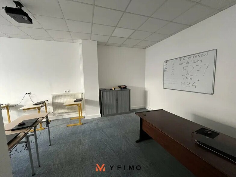 Flex in Poissy for lease - Interior Photo - Image 3 of 6