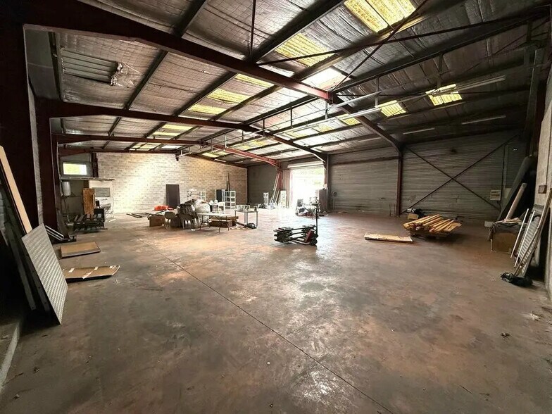 Industrial in Contes for lease - Interior Photo - Image 3 of 4