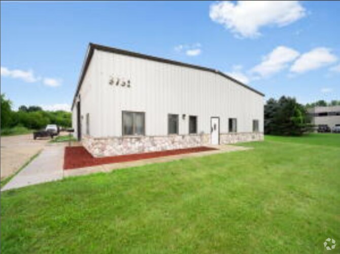 3751 Scenic Rd, Slinger, WI for lease - Primary Photo - Image 1 of 3