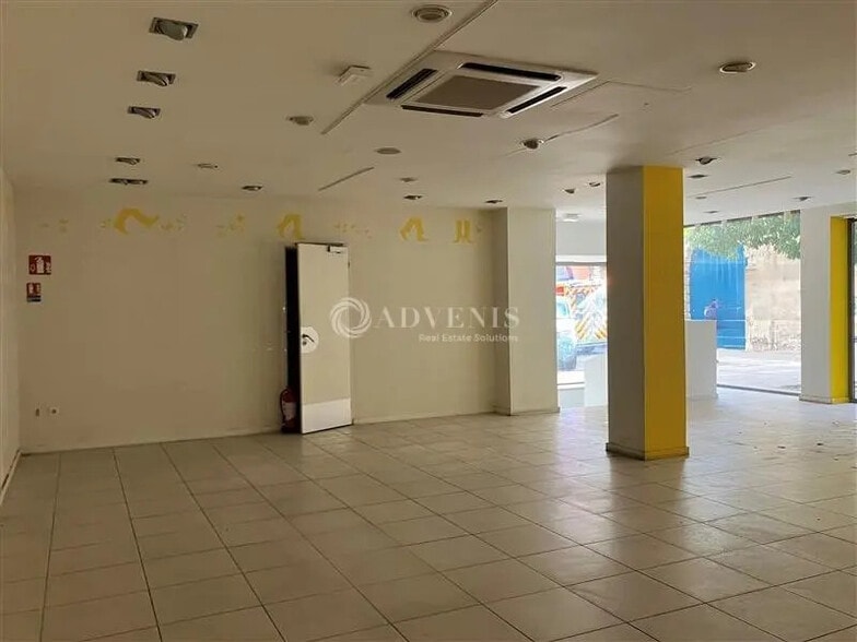 Retail in Bourges for lease - Interior Photo - Image 2 of 4