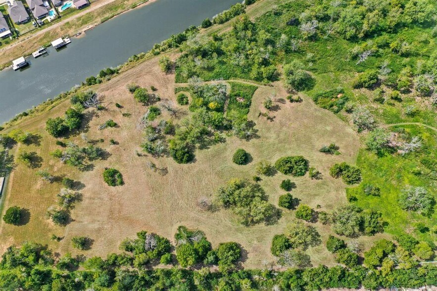 000 Custer, Hitchcock, TX 77563