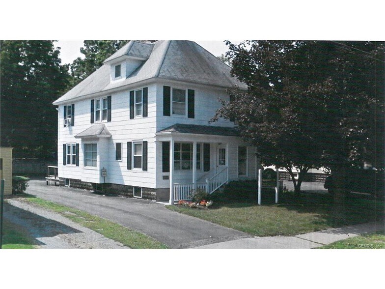 108 W Maple Ave, Newark, NY for sale - Primary Photo - Image 1 of 1