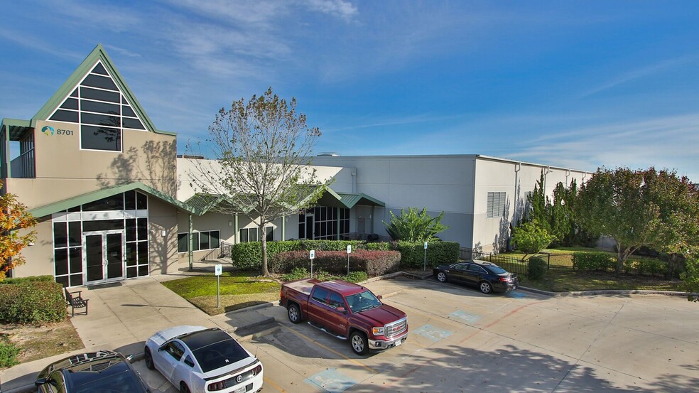 8701 Warehouse Center Dr, Humble, TX for lease - Building Photo - Image 1 of 15