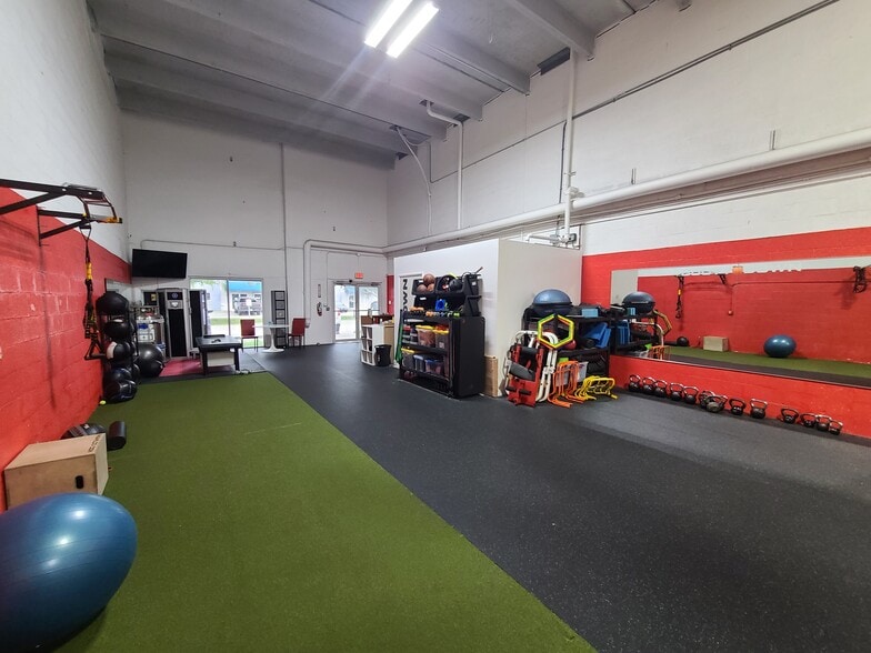 4980 NW 165th St, Miami Gardens, FL for sale - Interior Photo - Image 2 of 6