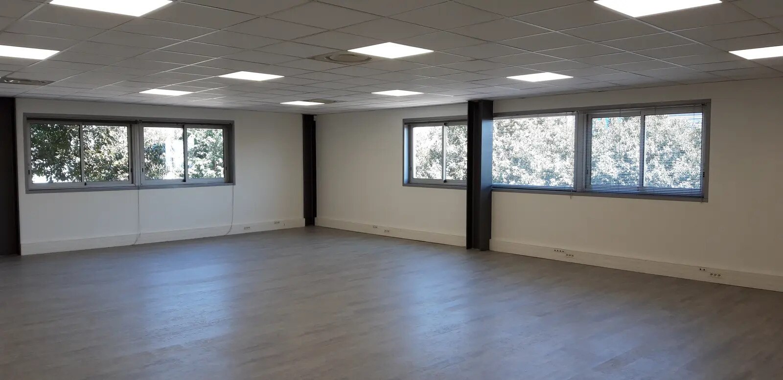 Office in La Ciotat for lease Interior Photo- Image 1 of 5