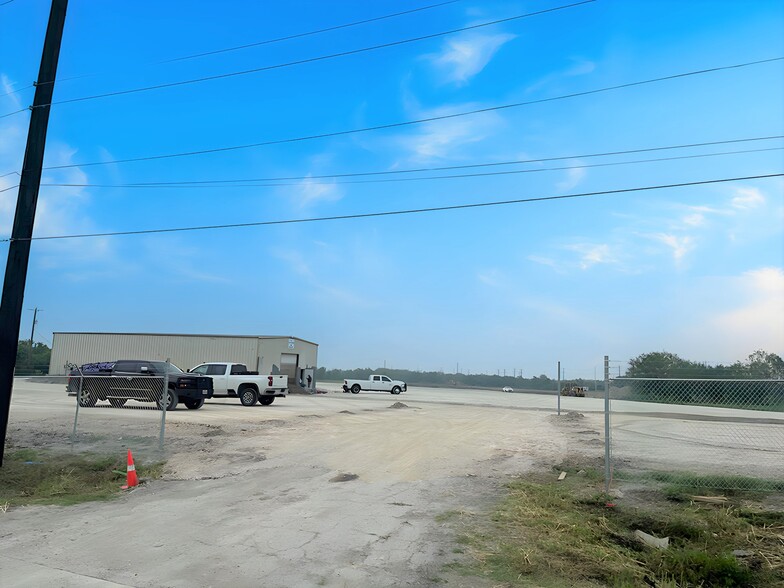 10520 Somerset Rd, San Antonio, TX for lease - Building Photo - Image 2 of 4