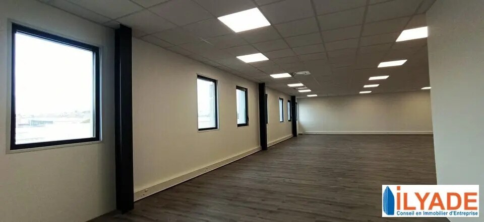 Office in Pertuis for lease - Building Photo - Image 2 of 9