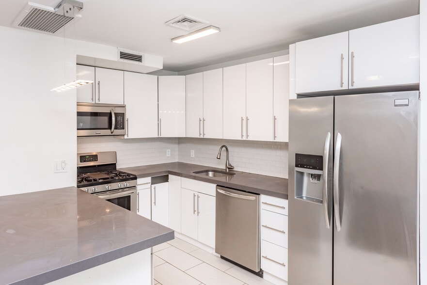 1427 Astoria Blvd, Astoria, NY for sale - Interior Photo - Image 3 of 5