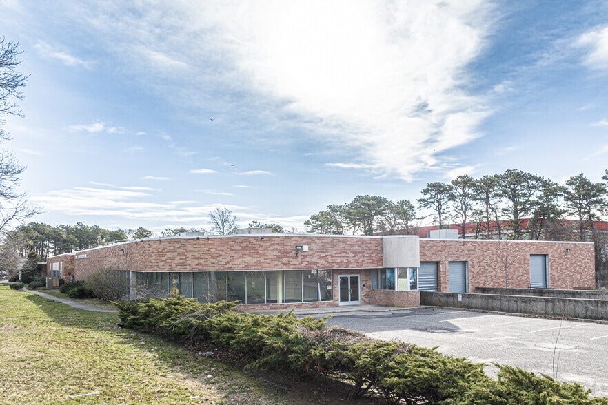 100 Pine Aire Dr, Bay Shore, NY for lease - Primary Photo - Image 1 of 5