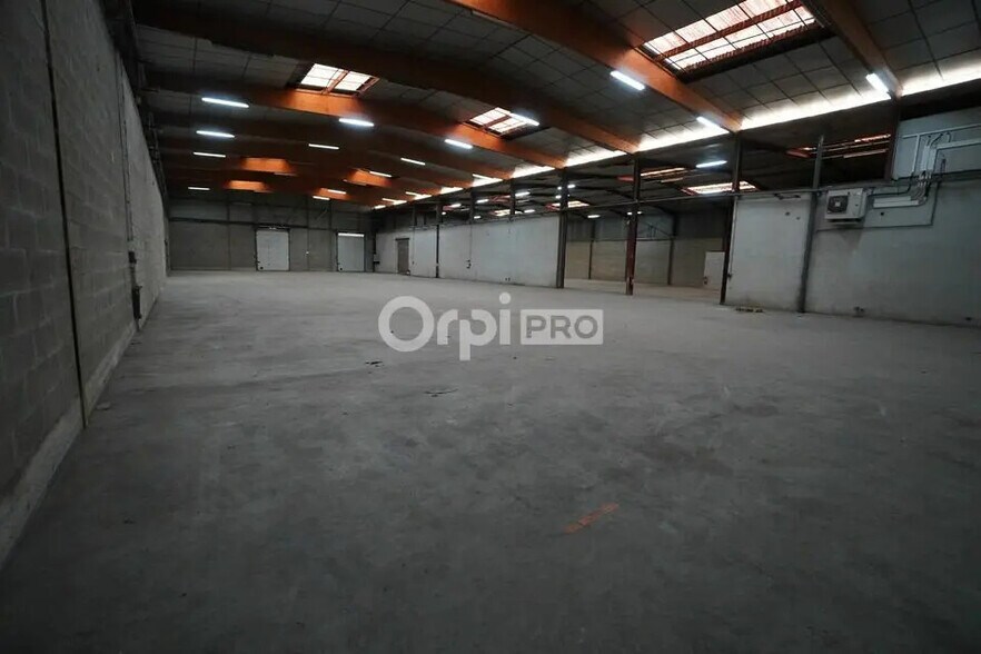 Flex in Quetigny for lease - Building Photo - Image 1 of 7