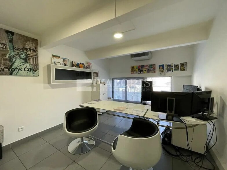 Office in Villeurbanne for lease - Interior Photo - Image 1 of 6