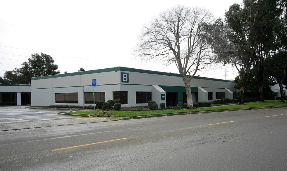 3556-3566 Investment Blvd, Hayward, CA for lease - Building Photo - Image 2 of 10