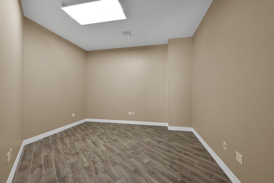 1988-2000 Airport Rd, Conroe, TX for lease - Building Photo - Image 3 of 10