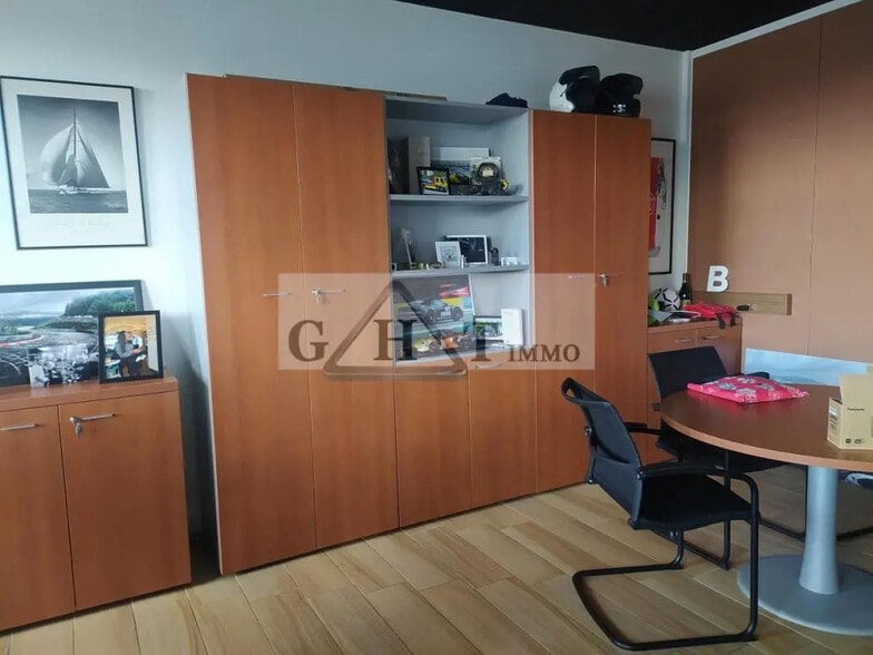 Industrial in Croissy-Beaubourg for sale - Interior Photo - Image 2 of 9