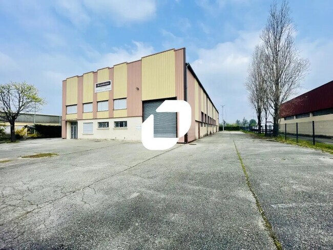 Location Local d'activités 1 350 m²