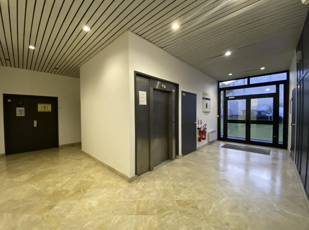 Office in Ivry-sur-Seine for lease Lobby- Image 1 of 4