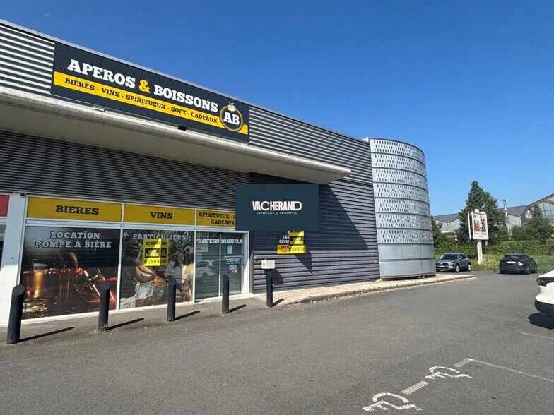 Retail in La Sentinelle for lease - Building Photo - Image 2 of 3