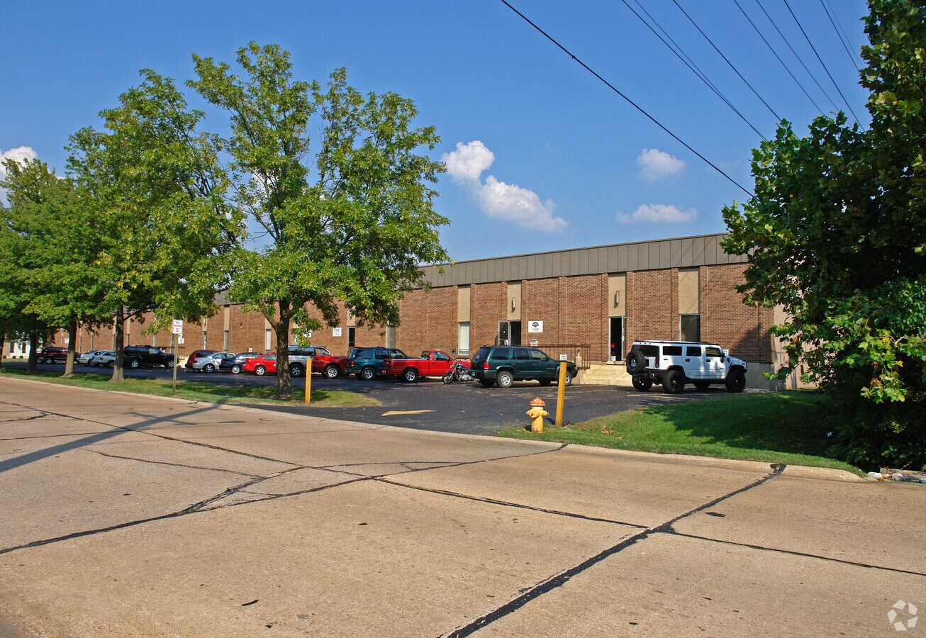 15601590 Fenpark Dr, Fenton, MO 63026 Industrial for Lease