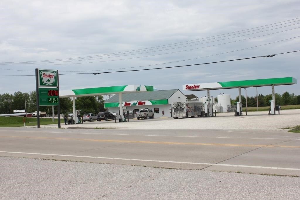 604 N Center St, Shelbina, MO 63468