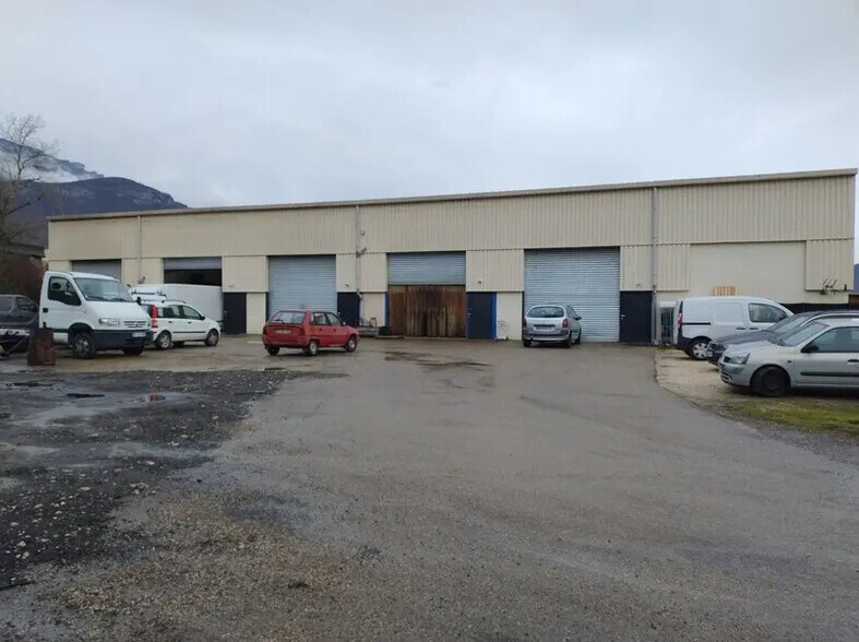 Industrial in Saint-Vincent-de-Mercuze for lease - Building Photo - Image 1 of 6
