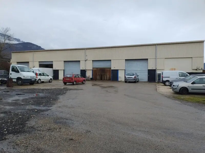 Industrial in Saint-Vincent-de-Mercuze for lease Building Photo- Image 1 of 7