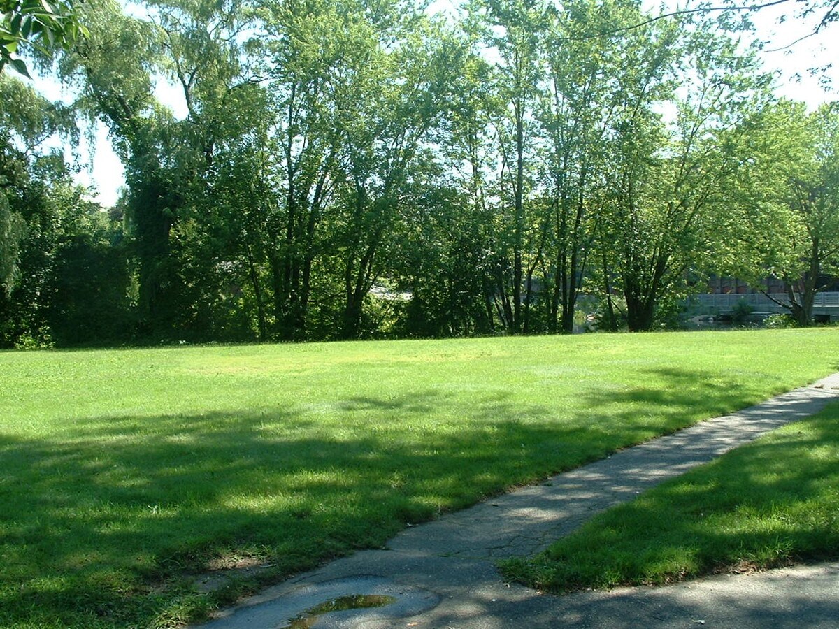 21 Lake St, Hopedale, MA 01747