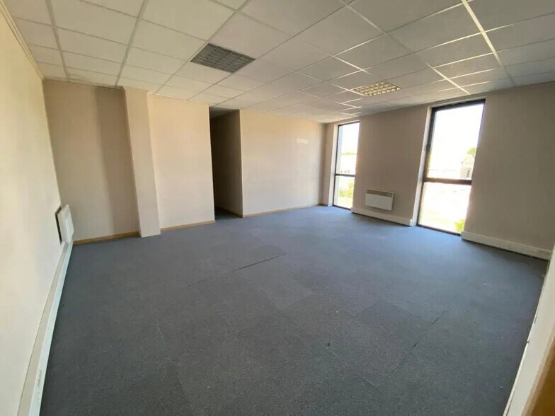 Office in Nogent-le-Phaye for lease - Interior Photo - Image 2 of 8