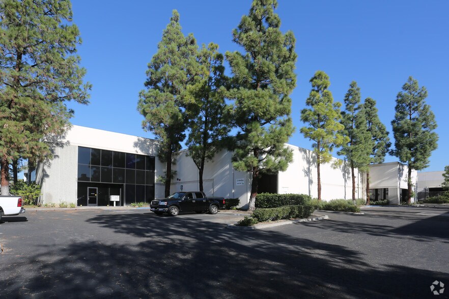 3 Chrysler, Irvine, CA for sale - Primary Photo - Image 1 of 1