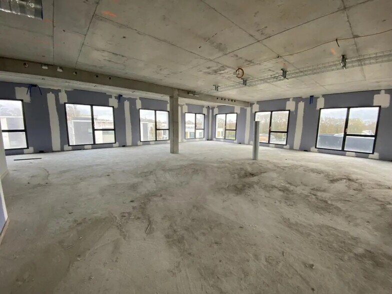 Office in Chartres-de-Bretagne for lease - Interior Photo - Image 2 of 12