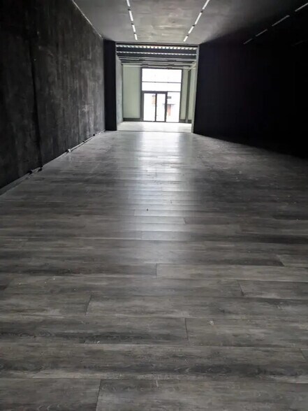 Retail in Montmélian for lease - Interior Photo - Image 3 of 12