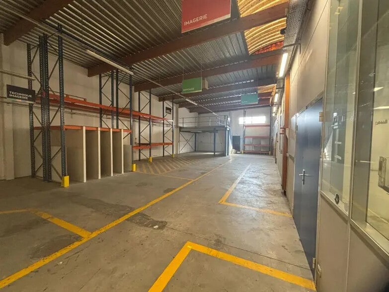 Industrial in Colombes for lease - Interior Photo - Image 3 of 14