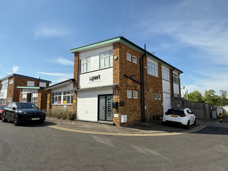 16-17 Station Clos, Potters Bar for sale - Building Photo - Image 1 of 10