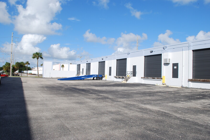 1100 25th St, West Palm Beach, FL for lease - Building Photo - Image 2 of 12