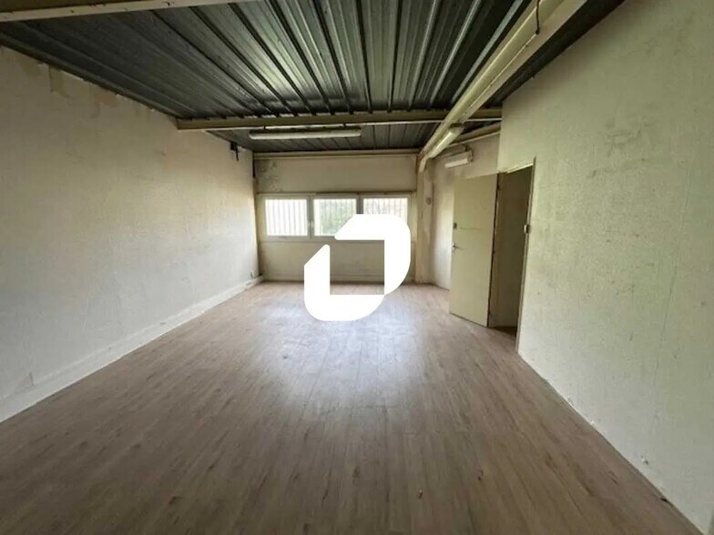 Flex in Eaubonne for lease - Interior Photo - Image 3 of 11