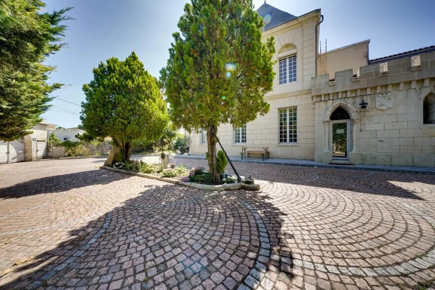 Office in Talence for lease - Building Photo - Image 1 of 7