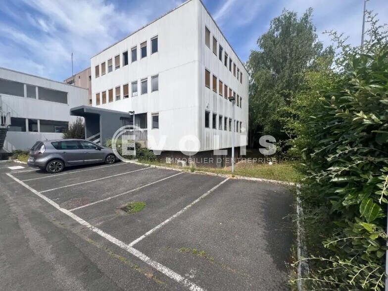 Office in Chennevières-sur-Marne for lease - Building Photo - Image 1 of 14