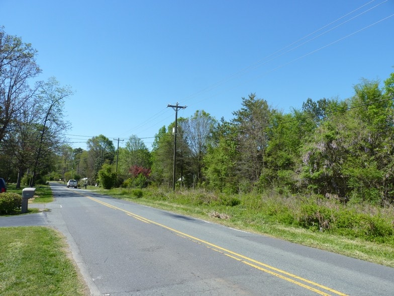 2423 Belmeade Dr, Charlotte, NC for sale - Building Photo - Image 2 of 2