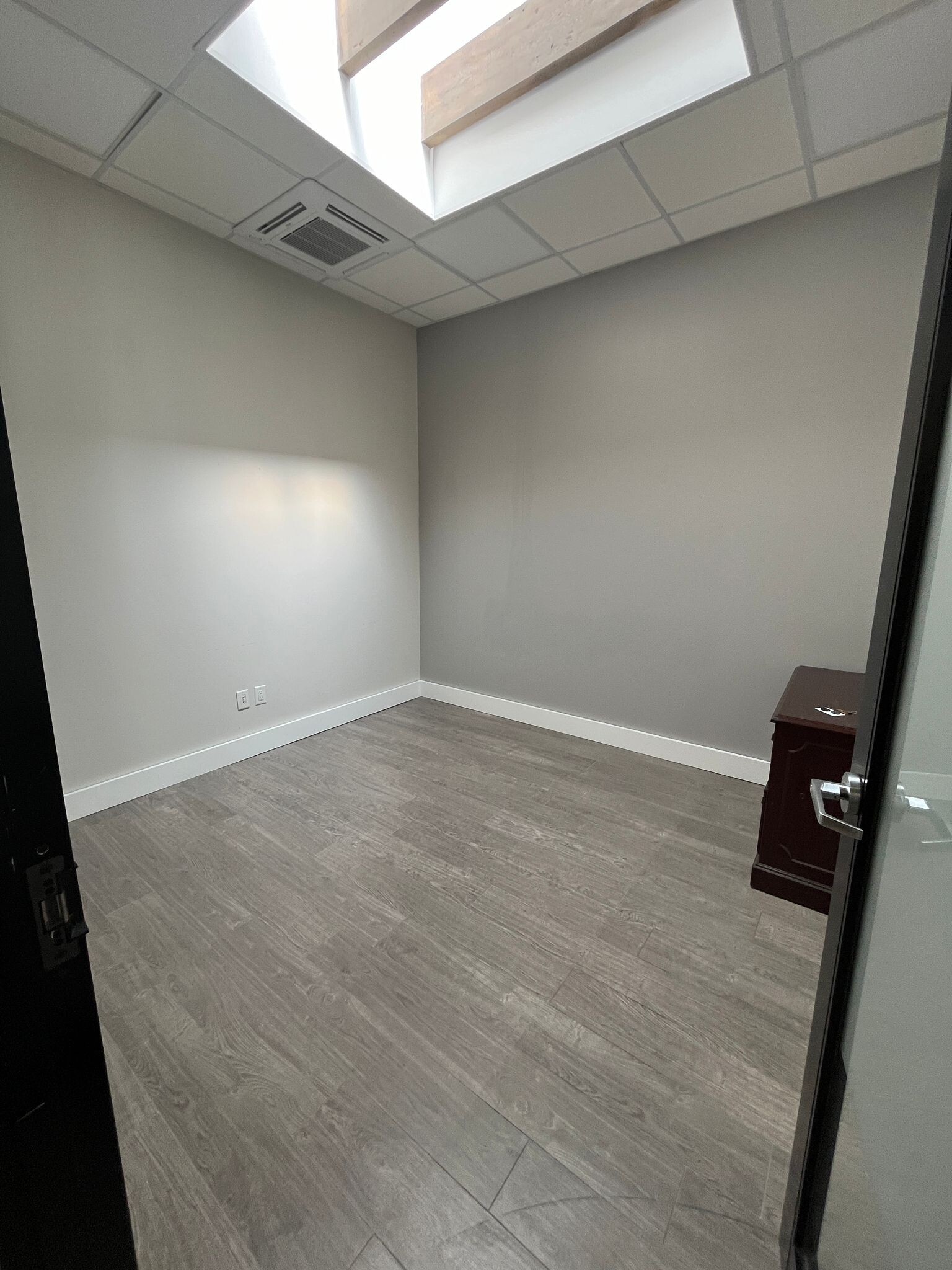 680 Central Ave, Cedarhurst, NY for lease Interior Photo- Image 1 of 2