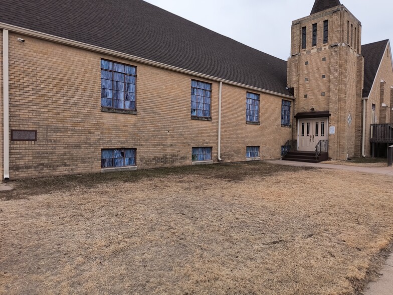 921 Broadway St, Larned, KS for sale - Primary Photo - Image 1 of 1