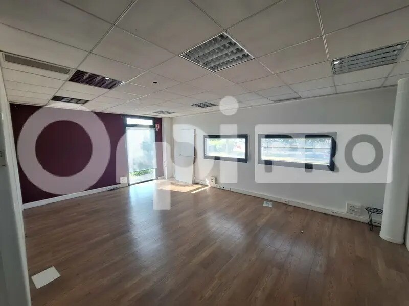 Office in Compiègne for lease Interior Photo- Image 1 of 6