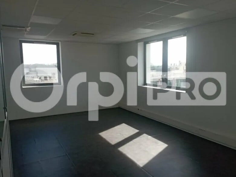 Office in Reims for lease - Interior Photo - Image 2 of 9