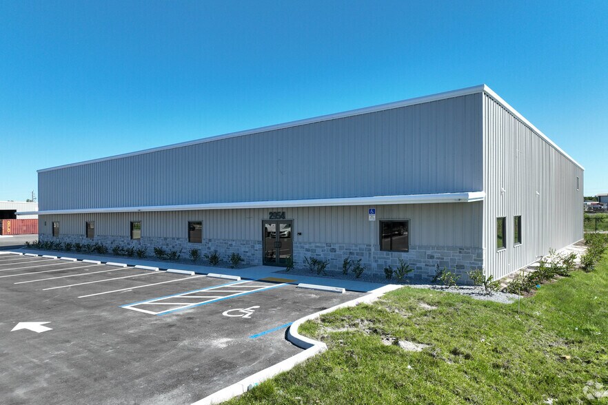 2954 Van Buren St, Fort Myers, FL for lease - Primary Photo - Image 1 of 20