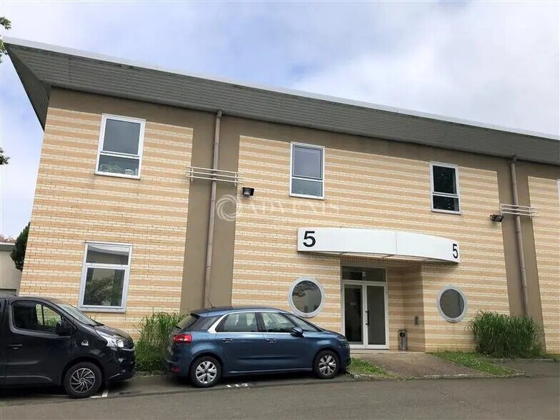 Office in Voisins-le-Bretonneux for lease - Building Photo - Image 2 of 7