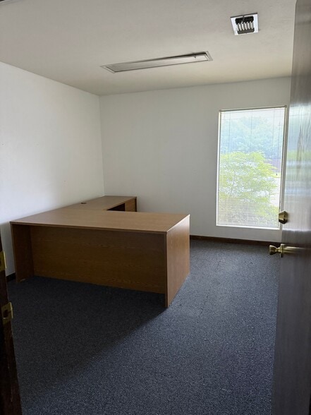 907 N Granbury St, Cleburne, TX for lease - Building Photo - Image 3 of 6