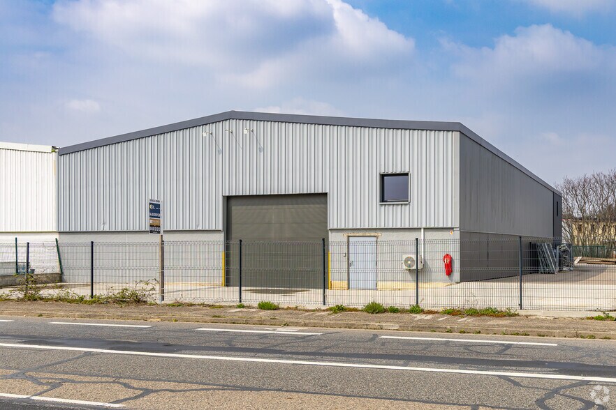 Flex in Corbas for lease - Primary Photo - Image 1 of 2