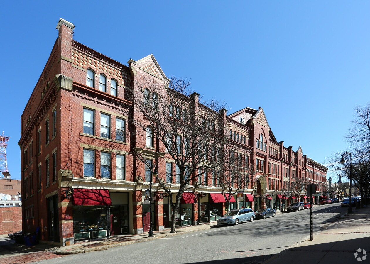 1872 Hanover St, Manchester, NH 03101