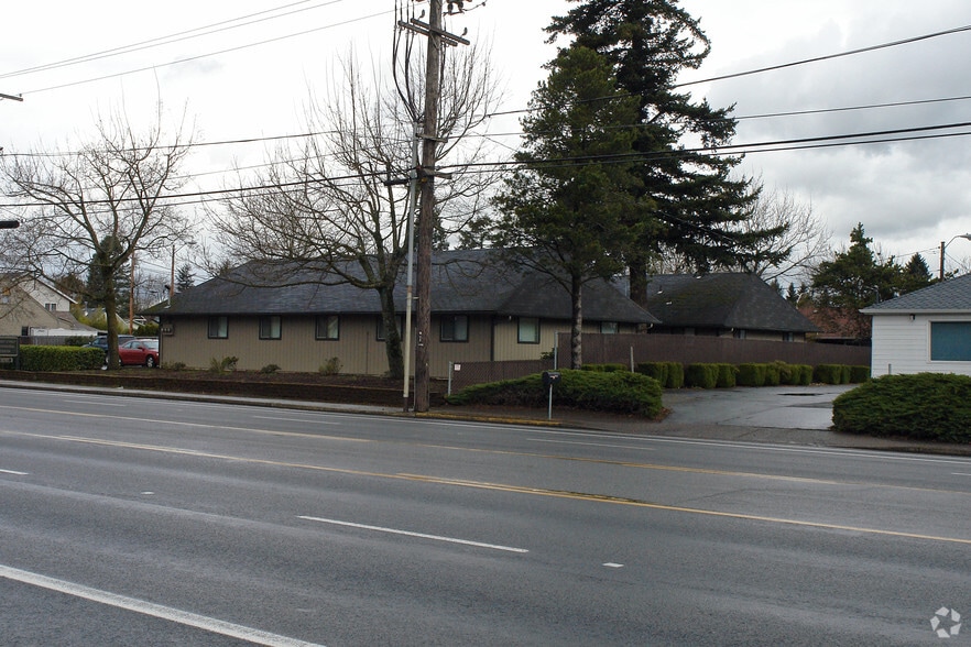 12707 NE Halsey St, Portland, OR for lease - Building Photo - Image 3 of 7